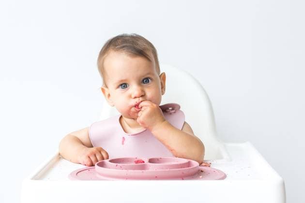 Creative Highlights Symbolfotos Baby kleines Mädchen 8 Monate alt sitzt in einem Hochstuhl und isst Beikost. Porträt in Nahaufnahme. Konzept Babynahrung Baby kleines Mädchen 8 Monate alt sitzt in einem Hochstuhl und isst Beikost. Porträt in Nahaufnahme. Konzept Babynahrung (License=RF) ,model released, Symbolfoto Copyright: xZoonar.com EvgeniiaxGordeevax 23540019 ,model released, Symbolfoto ,property released