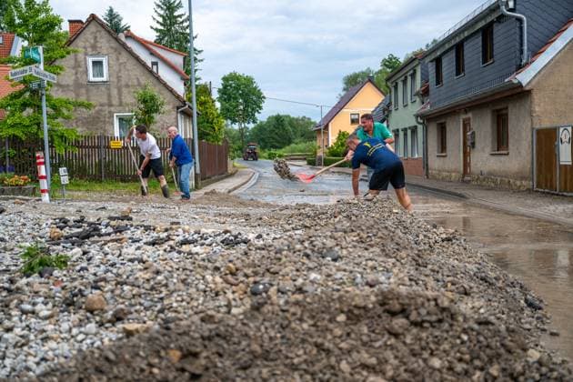 News Themen der Woche KW24 News Bilder des Tages Eine Unwetterzelle zog am Nachmittag des 15.06.2025 in Thüringen über das südliche Weimarer Land. Überschwemmungen und Geröll auf den Straßen in Kranichfeld und Tannroda waren das Ergebnis, Keller liefen voll. Bis in die Abendstunden packten die EInwohner mit an und unterstützten die Feuerwehr. *** On the afternoon of 15 June 2025, a storm cell moved across the southern Weimarer Land in Thuringia Flooding and debris on the roads in Kranichfeld and Tannroda were the result, cellars flooded Until the evening hours, residents pitched in and supported the fire department
