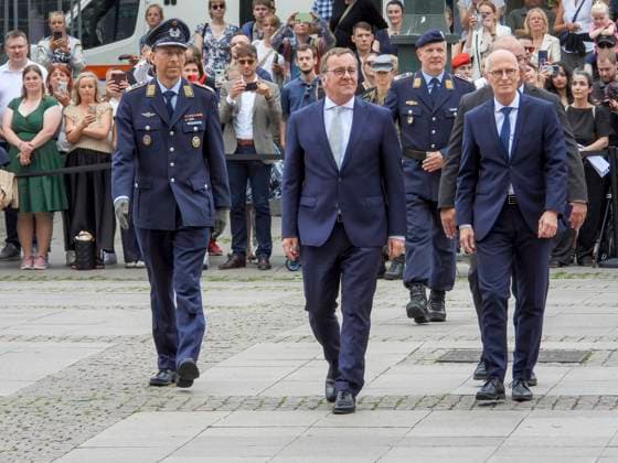 News Themen der Woche KW24 News Bilder des Tages Boris Pistorius Bundesverteidigungsminister SPD befoerdert Soldaten mit Peter Tschentscher SPD Hamburgs erster Buergermeister Erster Veteranentag am 15. Juni 2025 mit militärischem Appell auf dem Rathausmarkt Der Veteranentag wurde vom Deutschen Bundestag als offizieller Gedenktag beschlossen und wird jährlich am 15. Juni begangen. Hamburgs Erster Bürgermeister Dr. Peter Tschentscher dankt im Rahmen des militärischen Appells zur Leutnantsbeförderung der Helmut Schmidt Universität Universität der Bundeswehr (HSU) gemeinsam mit Verteidigungsminister Boris Pistorius den Veteranen der Bundeswehr für ihren Dienst für Deutschland.Veteran ist, wer in der Bundeswehr dient oder gedient hat und nicht unehrenhaft entlassen wurde. Dies betr
