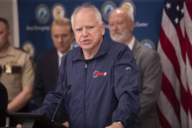 News Themen der Woche KW24 News Bilder des Tages Police capture suspect in shootings of 2 Minnesota lawmakers MINNESOTA, UNITED STATES - MAY 15: Minnesota Gov. Tim Walz speaks at a press conference held at the Minnesota Emergency Management Center following the arrest of Vance Boelter, the suspect in the assassination of Rep. Melissa Hortman and her husband and the attempted assassination of Sen. John Hoffman and his wife in Minnesota, United States on May 15, 2025. Christopher Mark Juhn Anadolu Minnesota United States. Editorial use only. Please get in touch for any other usage.  Copyright: x2025xAnadoluxChristopherxMarkxJuhnx
