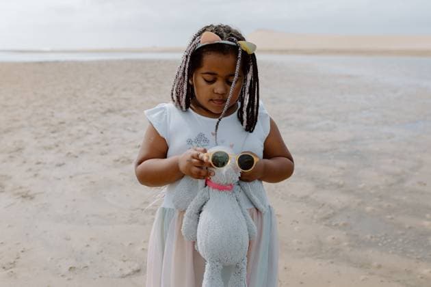 Creative Highlights Symbolbilder Young girl on the beach with her bunny Port Alfred, Eastern Cape, South Africa CR_YNJN250611-1765668-01 ,model released, Symbolfoto