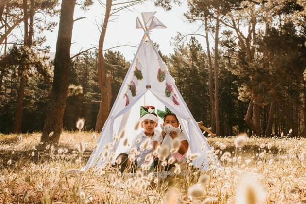 Creative Highlights Symbolbilder Kids in a teepee in. a forest Cape Town, Western Cape, South Africa CR_YNJN250611-1765682-01 ,model released, Symbolfoto