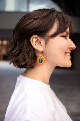 Creative Highlights Symbolbilder profile of a woman with short hair wearing rainbow earrings Somerville, New Jersey, United States CR_PUNF250611-1767218-01 ,model released, Symbolfoto