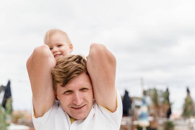 Creative Highlights Symbolbilder Happy father holding toddler on shoulders Milano Marittima, Emilia-Romagna, Italy R_NEPM250412B-1312226-01 ,model released, Symbolfoto