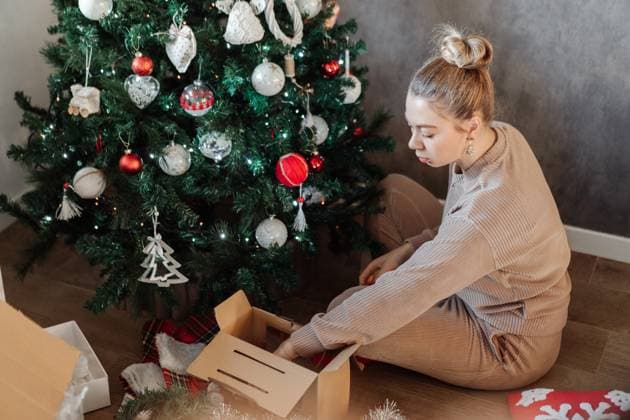 Woman in Cozy Christmas Setting Decorating a Christmas Tree Milan, Lombardy, Italy R_NEPM250511-1309329-01 ,model released, Symbolfoto