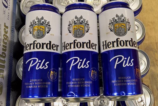 Herforder Pils in der Dose. Die Herforder Brauerei GmbH ist eine Brauerei mit Sitz in der ostwestfälischen Gemeinde Hiddenhausen. Gemessen am Bierausstoss gehörte das Unternehmen in den 1980er Jahren zu den grossen deutschen Privatbrauereien und ist neben der Privatbrauerei Ernst Barre die grösste Brauerei in Ostwestfalen. 2007 wurde eine Mehrheitsbeteiligung an die Warsteiner-Gruppe verkauft. Die Beteiligung wurde nachfolgend auf 100 Prozent erhöht *** Herforder Pils in a can Herforder Brauerei GmbH is a brewery based in the East Westphalian municipality of Hiddenhausen In terms of beer output, the company was one of the largest private breweries in Germany in the 1980s and is the largest brewery in East Westphalia alongside the Ernst