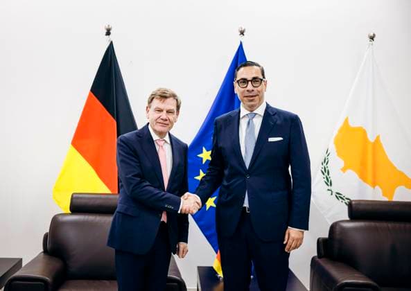 News Themen der Woche KW25 News Bilder des Tages Johann Wadephul (CDU), Bundesaussenminister, trifft Constantinos Kombos, Aussenminister der Republik Zypern zu einem Gespraech am Flughafen in Larnaka, 16.06.2025. Fotografiert im Auftrag des Auswaertigen Amtes (AA) Larnaka Zypern *** Johann Wadephul CDU , Federal Foreign Minister, meets Constantinos Kombos, Foreign Minister of the Republic of Cyprus for talks at the airport in Larnaca, 16 06 2025 Photographed on behalf of the Federal Foreign Office AA Larnaca Cyprus Copyright: xFelixxZahn AAx
