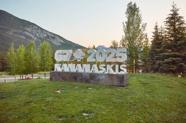 Banff, Alberta, Kanada, 16.06.2025: Medienzentrum: G7-Gipfel 2025: Logo mit der Aufschrift G7 2025 - Kananaskis in der Dämmerung Copyright: xdtsxNachrichtenagenturx dts_71098