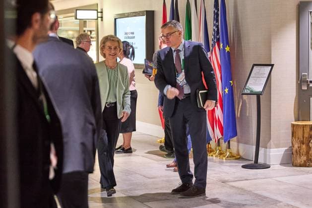 Kananaskis, Alberta, Kanada, 16.06.2025: Mountain Lodge: G7-Gipfel 2025: EU-Kommissionspräsidentin Ursula von der Leyen spricht mit dem deutschen Regierungssprecher Stefan Kornelius Copyright: xdtsxNachrichtenagenturx dts_71093