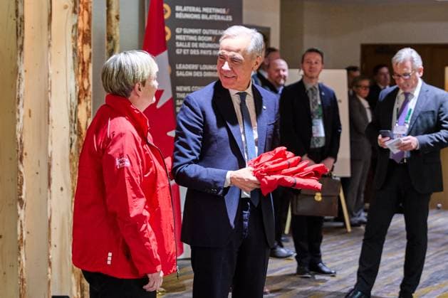 Kananaskis, Alberta, Kanada, 16.06.2025: Mountain Lodge: G7-Gipfel 2025: Der kanadische Premierminister Mark Carney (rechts) Copyright: xdtsxNachrichtenagenturx dts_71092