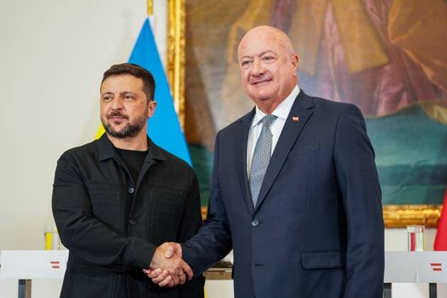 News Themen der Woche KW25 News Bilder des Tages 16.06.2025 - Österreich, Wien, Europa: Staatsbesuch - Präsident Wolodymyr Selenskyj wird im Bundeskanzleramt von Bundeskanzler Christian Stocker (ÖVP) begrüßt. Bei dem Treffen stehen Österreichs Haltung zur Ukraine-Hilfe, EU-Integrationsschritte, wirtschaftliche Zusammenarbeit und sicherheitspolitische Koordination im Mittelpunkt Stichworte: Ukrainekrieg, EU‘Beitrittsperspektive, militärische und humanitäre Unterstützung, Wiederaufbauhilfe, österreichische Neutralität, Sicherheitspolitik, bilaterale Beziehungen, Solidarität mit der Ukraine, diplomatische Gespräche, internationale Kooperation, Außenpolitik Österreichs, Proteste gegen Waffenlieferungen, prorussische Gegendemonstrationen, Polizeiaufgebot, Heldenplatz gesperrt, Copyright: xLukaxKolanovicx