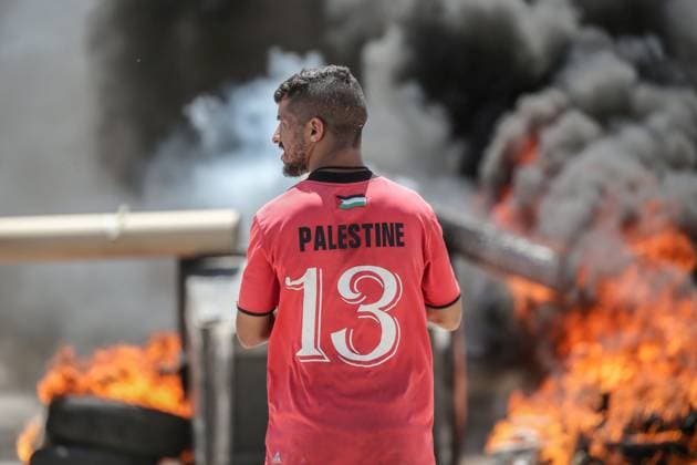 News Themen der Woche KW25 News Bilder des Tages June 16, 2025, Nablus, West Bank, Palestine: A Palestinian protester stands in front of burning tires inside the Askar refugee camp neighborhoods. A large-scale arrest campaign was launched, and homes were raided and their contents vandalized. Israeli forces arrested a number of Palestinians during the military operation, and dozens were injured by severe beatings and tear gas. Nablus Palestine - ZUMAs197 20250616_aaa_s197_107 Copyright: xNasserxIshtayehx