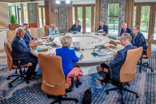 News Bilder des Tages Kananaskis, Alberta, Kanada, 16.06.2025: Mountain Lodge: G7-Gipfel 2025: Arbeitssitzung der G7, im Uhrzeigersinn beginnend beim Vorsitz Mark Carney (Kanada), Donald Trump (USA), Keir Starmer (Großbritannien), der deutsche Bundeskanzler Friedrich Merz (CDU), Ursula von der Leyen (EU), Antonio Costas (EU), Shigeru Ishiba (Japan) und Emmanuel Macron (Frankreich) (Foto: Michael Kappeler Pool) Copyright: xMichaelxKappeler Pool dtsxNachrichtenagenturx dts_71119