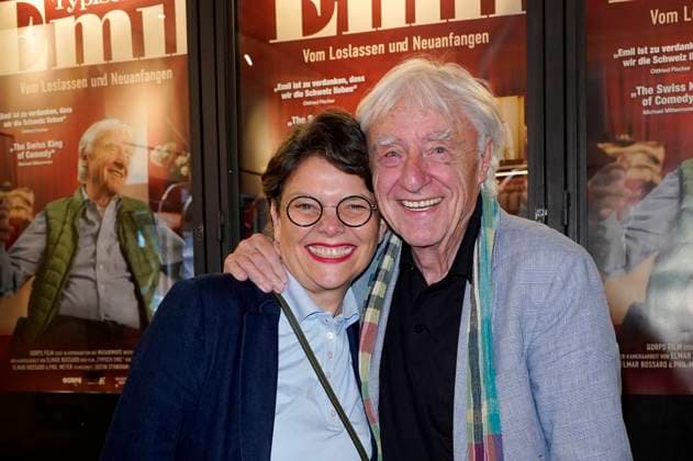 Emil Steinberger mit Ehefrau Niccel Steinberger bei der Premiere des Dokumentarfilms Typisch Emil - Vom Loslassen und Neuanfangen im Kant Kino. Berlin, 16.06.2025