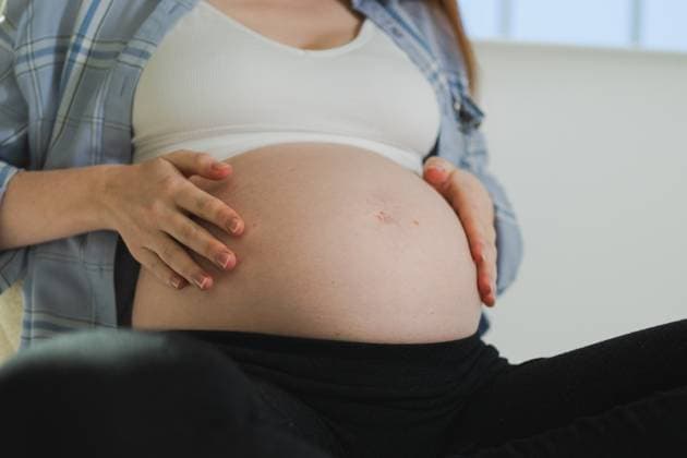 IMAGO Creative, Diversity, Mütter Schwangerschaft Mutterschaft Menschen Erwartung Zukunft. Schwangere Frau Hände berühren großen Bauch. Mädchen umarmt ihren Bauch genießt Schwangerschaft zu Hause. Mutterschaft Zärtlichkeit Elternschaft neues Leben Konzept. Schwangerschaft Mutterschaft Menschen Erwartung Zukunft. Schwangere Frau Hände berühren großen Bauch. Mädchen umarmt ihren Bauch genießt Schwangerschaft zu Hause. Mutterschaft Zärtlichkeit Elternschaft neues Leben Konzept. (License=RF) ,model released, Symbolfoto Copyright: xZoonar.com IuliiaxZavalishinax 23560819 ,model released, Symbolfoto ,property released
