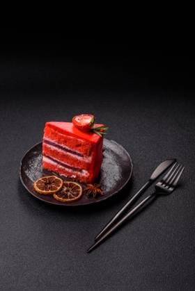 Ein Stück roter Samtkuchen als Lebensmittelhintergrund. Süßes Gebäck für die Feier A piece of red velvet cake as a food background. Sweet pastries for birthday celebrations, weddings (License=RF) Copyright: xZoonar.com TetianaxChernykovax 23571321