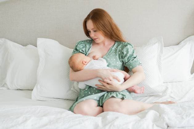 IMAGO Creative, Diversity, Mütter Glückliche Familie zu Hause. Mutter stillt Baby für Gesundheit Ernährung Wellness. Mutter stillen Fütterung ihr neugeborenes Kind Milch zu Hause. Frau Säugling Mädchen in weißen Schlafzimmer Mutter umarmt Baby mit Liebe Pflege. Happy family at home. Mother breastfeeding baby for health nutrition wellness. Mom nursing feeding her newborn child milk at home. Woman infant girl in white bedroom Mother hugs baby with love care (License=RF) ,model released, Symbolfoto Copyright: xZoonar.com IuliiaxZavalishinax 23573693 ,model released, Symbolfoto ,property released