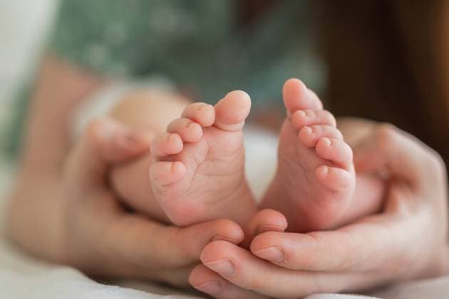 Creative Highlights Symbolbilder Glückliche Familie. Tiny neugeborenen Säugling männlich oder weiblich Baby Füße auf Mutter Händen. Mutter hält neugeborenes Kind. Mutter und ihr Baby. Mutterschaft Zärtlichkeit Elternschaft neues Leben Konzept. Behandeln Sie mit Sorgfalt. Happy family. Tiny newborn infant male or female baby feet on mother hands. Mother holding newborn child. Mom and her baby. Maternity tenderness parenthood new life concept. Handle with care (License=RF) ,model released, Symbolfoto Copyright: xZoonar.com IuliiaxZavalishinax 23573719 ,model released, Symbolfoto ,property released