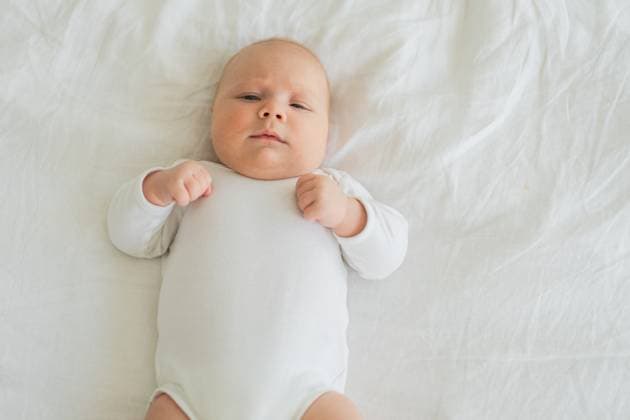 Creative Highlights Symbolbilder Glückliches Baby. Nettes kleines neugeborenes Mädchen mit lächelndem Gesicht auf dem Bett im Schlafzimmer liegend. Infant Baby ruht spielen liegend auf weiße Decke zu Hause. Mutterschaft glückliches Kind Kinderbetreuung Konzept. Happy baby. Cute little newborn girl with smiling face lying on bed in bedroom. Infant baby resting playing lying down on white blanket at home. Motherhood happy child childcare concept (License=RF) ,model released, Symbolfoto Copyright: xZoonar.com IuliiaxZavalishinax 23573722 ,model released, Symbolfoto ,property released