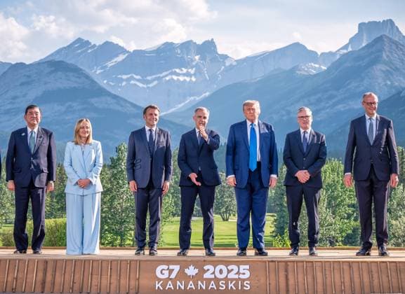 Kananaskis, Alberta, Kanada, 16.06.2025: Mountain Lodge: G7-Gipfel 2025: Familienfoto mit (L-R) Shigeru Ishiba (Japan), Giorgia Meloni (Italien), Emmanuel Macron (Frankreich), Mark Carney (Kanada), Donald Trump (USA), Keir Starmer (Großbritannien), der deutsche Bundeskanzler Friedrich Merz (CDU) (Foto: Michael Kappeler Pool) *** Kananaskis, Alberta, Canada, 16 06 2025 Mountain Lodge G7 Summit 2025 Family photo with L R Shigeru Ishiba Japan , Giorgia Meloni Italy , Emmanuel Macron France , Mark Carney Canada , Donald Trump USA , Keir Starmer United Kingdom , German Chancellor Friedrich Merz CDU Photo Michael Kappeler Pool Copyright: xMichaelxKappeler Pool dtsxNachrichtenagenturx dts_71178