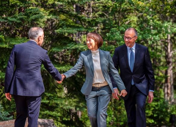 Kananaskis, Alberta, Kanada, 16.06.2025: Mountain Lodge: G7-Gipfel 2025: Der kanadische Premierminister Mark Carney begrüßt Charlotte Merz und Bundeskanzler Friedrich Merz (CDU) (Foto: Michael Kappeler Pool) Copyright: xMichaelxKappeler Pool dtsxNachrichtenagenturx dts_71166