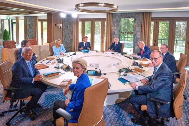 Kananaskis, Alberta, Kanada, 16.06.2025: Mountain Lodge: G7-Gipfel 2025: Arbeitssitzung der G7, im Uhrzeigersinn beginnend beim Vorsitz Mark Carney (Kanada), Donald Trump (USA), Keir Starmer (Großbritannien), der deutsche Bundeskanzler Friedrich Merz (CDU), Ursula von der Leyen (EU), Antonio Costas (EU), Shigeru Ishiba (Japan), Giorgia Meloni (Italien) und Emmanuel Macron (Frankreich) (Foto: Michael Kappeler Pool) Copyright: xMichaelxKappeler Pool dtsxNachrichtenagenturx dts_71159