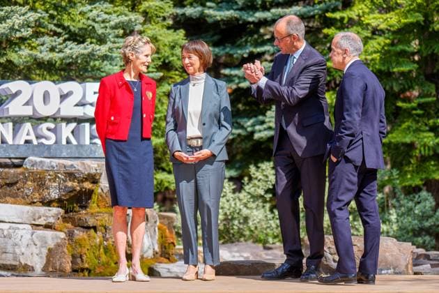 Kananaskis, Alberta, Kanada, 16.06.2025: Mountain Lodge: G7-Gipfel 2025: L-R: Diana Fox Carney, Charlotte Merz, der deutsche Bundeskanzler Friedrich Merz (CDU), der kanadische Premierminister Mark Carney (Foto: Michael Kappeler Pool) Copyright: xMichaelxKappeler Pool dtsxNachrichtenagenturx dts_71171