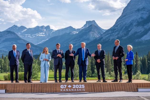 Kananaskis, Alberta, Kanada, 16.06.2025: Mountain Lodge: G7-Gipfel 2025: Familienfoto mit (L-R) Antonio Costas (EU), Shigeru Ishiba (Japan), Giorgia Meloni (Italien), Emmanuel Macron (Frankreich), Mark Carney (Kanada), Donald Trump (USA), Keir Starmer (Großbritannien), der deutsche Bundeskanzler Friedrich Merz (CDU) und Ursula von der Leyen (EU) (Foto: Michael Kappeler Pool) Copyright: xMichaelxKappeler Pool dtsxNachrichtenagenturx dts_71155