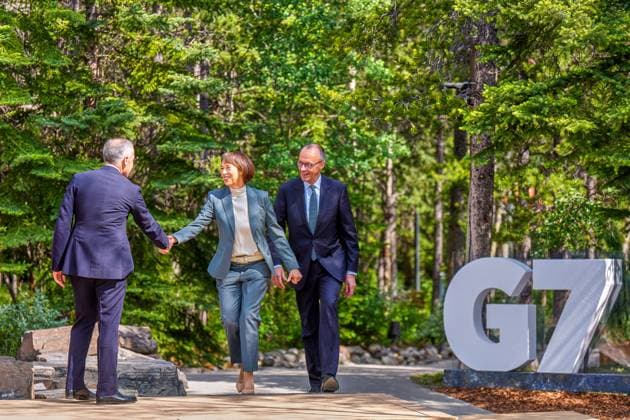 Kananaskis, Alberta, Kanada, 16.06.2025: Mountain Lodge: G7-Gipfel 2025: Der kanadische Premierminister Mark Carney, Charlotte Merz und Bundeskanzler Friedrich Merz (CDU) (Foto: Michael Kappeler Pool) Copyright: xMichaelxKappeler Pool dtsxNachrichtenagenturx dts_71170
