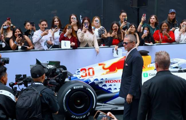 F1 World Premiere - Arrival - Brad Pitt Actor Brad Pitt arrives at the F1 movie world premiere in Times Square, New York on June 16, 2025. Photo by Charles Guerin ABACAPRESS.COM New York City NY United Arab Emirates  Copyright: xGuerinxCharles ABACAx