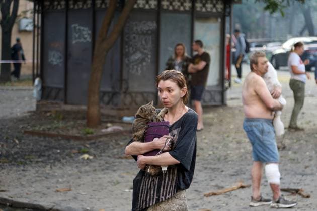 News Themen der Woche KW25 News Bilder des Tages June 17, 2025, Odessa, Ukraine: Victims of drone strikes on residential buildings hold their pets. Early in the morning of 05 17 2025, the Russian Federation launched a massive attack on the city with attack drones. As of 6.30 am, city authorities report at least 5 casualties. Odessa Ukraine - ZUMAs197 20250617_aaa_s197_010 Copyright: xViacheslavxOnyshchenkox