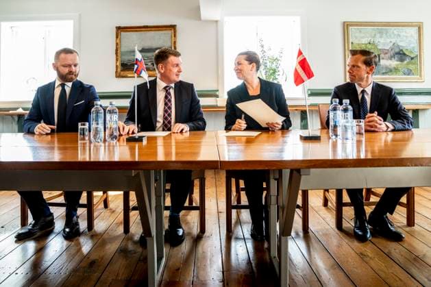 News Themen der Woche KW25 THE FAROE ISLANDS Signing of agreement between Denmark and the Faroe Islands Denmark s Prime Minister Mette Frederiksen (S), the Faroe Islands Prime Minister Aksel V. Johannesen, Justice Minister Peter Hummelgaard (S), and the Faroese Justice Minister Bjarni Karason Petersen sign an agreement in the field of justice between Denmark and the Faroe Islands in Tinganes in Torshavn, Faroe Islands, on Tuesday, June 17, 2025. (Photo: Ida Marie Odgaard Ritzau Scanpix) , Torshavn Faeroeerne *** THE FAROE ISLANDS Signing of agreement between Denmark and the Faroe Islands Denmark s Prime Minister Mette Frederiksen S , the Faroe Islands Prime Minister Aksel V Johannesen, Justice Minister Peter Hummelgaard S , and the Faroese Justice Minister Bjarni  Copyright: RitzauxScanpix IdaxMariexOdgaardx spdk20250617-113516-L