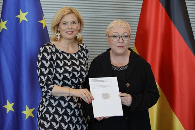 News Themen der Woche KW25 News Bilder des Tages Bundestagspräsidentin Julia Klöckner, Bundesbeauftragte für die Opfer der SED-Diktatur beim Deutschen Bundestag, Evelyn Zupke, Deutschland, Berlin, Reichstag, Übergabe des Jahresberichts der SED-Opferbeauftragten an Bundestagspräsidentin Klöckner *** Bundestag President Julia Klöckner, Federal Commissioner for the Victims of the SED Dictatorship at the German Bundestag, Evelyn Zupke, Germany, Berlin, Reichstag, Handover of the annual report of the SED Victims Commissioner to Bundestag President Klöckner