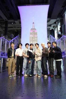 South Korean group Stray Kids participates in the lighting ceremony of the Empire State Building South Korean boy band Stray Kids participates in the lighting ceremony of the Empire State Building, in partnership with the organization Musicians On Call, this Monday (16), in New York. The building was lit up in burgundy to celebrate the healing power of music. June 16, 2025 NEW YORK NEW YORK UNITED OF AMERICA Copyright: xVANESSAxCARVALHOx