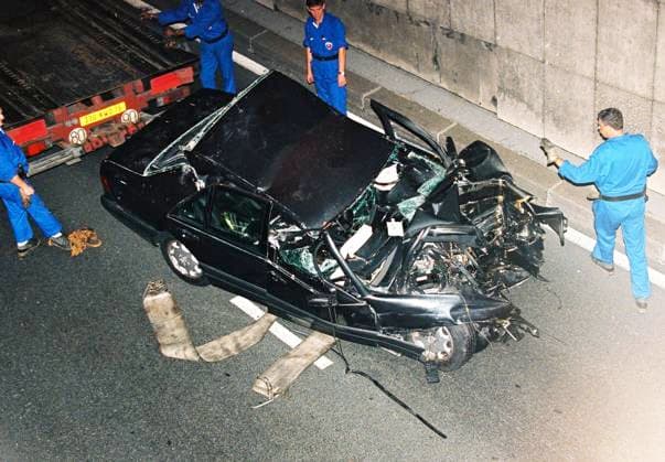 Info - The Crown : la scène du tragique accident à Paris de la princesse Diana et de Dodi Al-Fayed, survenu le 31 août 1997, a été reconstituée - VOITURE ACCIDENTEE DE DODI A FAYED LADY DIANA TUNNEL DE L ALMA PARIS PLAN SERRE VOITURE ACCIDENT MERCEDES HOMME CAMION CAR Archives of the Mercedes in the Alma Tunnel where Princess of Wales, Lady Di, Lady Diana died on 31 08 1997 Princesse de Galles, Diana, Lady Diana... *** Info The Crown die Bühne von tragisch Unfall auf Paris von die Prinzessin Diana und von Dodi Al Fayed, verstorben der 31 August 1997, a Sommer rekonstruiert AUTO ACCIDENTEE von DODI A FAYED LADY DIANA Tunnel von L ALMA Paris Plan Gewächshaus AUTO Unfall MERCEDES Mann Lastkraftwagen weil  Copyright: xAGENCEx xBESTIMAGExAGENCEx xBESTIMAGEx