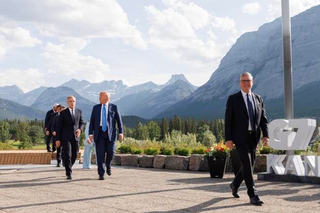 Prime Minister Keir Starmer attends the G7 Summit in Canada 16 06 2025. Kananaskis, Canada. Prime Minister Keir Starmer poses for a family photo alongside European Council President Antonio Costa, Japanese Prime Minister Shigeru Ishiba, Italian Prime Minister Giorgia Meloni, French President Emmanuel Macron, Canadian Prime Minister Mark Carney, US President Donald Trump as they attend the G7 Summit in the Kananaskis mountain lodge in Canada., Credit:Simon Dawson Avalon Canada, Kananaskis  Copyright: xSimonxDawsonx xAvalonx 1011815035