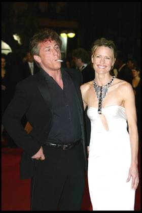Festival de Cannes SEAN PENN ET SA FEMME ROBIN WRIGHT PENN MONTEE DES MARCHES POUR LA PRESENTATION DU FILM THE ASSASSINATION OF RICHARD NIXON DE NIELS MULLER LORS DU 57EME FESTIVAL INTERNATIONAL DU FILM DE CANNES 2004 PLAN AMERICAIN FEMININ HOMME ACTEUR REALISATEUR ACTRICE CIGARETTE Cannes France *** Festival von Cannes SEAN PENN und AG Frau ROBIN WRIGHT PENN AUFSTIEG DES Marken für DIE PRÄSENTATION VON Film THE ASSASSINATION OF RICHARD NIXON von NIELS MULLER LORS VON 57EME FESTIVAL international VON Film von Cannes 2004 Plan AMERIKANISCH FEMININ Mann Schauspieler REGISSEUR Schauspielerin Zigarette Cannes Frankreich  Copyright: xBORDE-JACOVIDESx xBESTIMAGExBORDE-JACOVIDESx xBESTIMAGEx