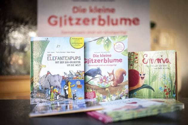 Heidi Leenen ** NUR FÜR REDAKTIONELLE ZWECKE ** EDITORIAL USE ONLY **<p>Die Kinderbuchautorin Heidi Leenen fotografiert am Dienstag,17.Juni.2025, mit ihren Kinderbüchern in Geldern. Deutschland NRW Geldern Copyright: KaixKitschenberg *** Heidi Leenen FOR EDITORIAL PURPOSES ONLY EDITORIAL USE ONLY p Childrens book author Heidi Leenen photographed with her childrens books in Geldern Germany NRW Geldern on Tuesday, June 17, 2025 Copyright KaixKitschenberg Copyright: KaixKitschenberg doc814abgm1ul5w8r91m8o ,EDITORIAL USE ONLY