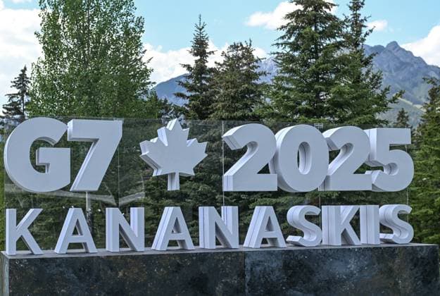 Trump™s Early Exit Throws G7 Summit Into Question BANFF, CANADA JUNE 17, 2025: The G7 Summit logo displayed outside the International Media Center in Banff, Alberta, Canada, on June 17, 2025. U.S. President Donald Trump left the G7 summit in Kananaskis (Canada) on Monday night, a day and a half earlier than planned, to return to Washington due to the dangerous rise in tensions in the Middle East, prompting questions about the direction and outcome of the ongoing talks. Banff Canada  Copyright: xSTRx originalFilename: str-trumpsea250617_npxlM.jpg