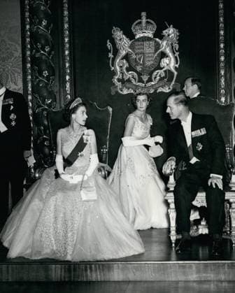 Erben Erbin Mitglieder des Königshauses Prominente 5. Mai 1954 Der königliche Besuch in Malta... Die Königin nimmt am Gouverneursball teil... Keystone-Fotos zeigen: - Mit Lady Pamela Mountbatten, einer der Hofdamen in der Mitte - wechselt Ihre Majestät die Königin ein paar Worte mit ihrem Ehemann, dem Herzog von Edinburgh, während sie sich während des Gouverneursballs in Malta eine Aufführung des Maltija, eines einheimischen maltesischen Tanzes, ansahen. *** Heirs Heiress Members of Royal Family Celebrities 5 May 1954 the Royal Visit in Malta the Queen takes on Governors Ball Part Keystone Photos show with Lady Pamela Mountbatten, a the ladies-in-waiting in the Middle changes their Your Majesty the Queen a pair  Copyright: xUnitedxArchivesx xkpaxKeystonex 19540505_baf_k09_027