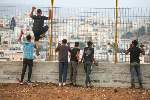 News Themen der Woche KW25 News Bilder des Tages Palestinian-Israeli Conflict in Hebron Palestinian boys watch the area after Israeli forces blew up the house of Palestinian detainee Ezz Al-Masalma, 28 years old, in the village of Beit Awa, south of Hebron, on June 17, 2025, on charges of carrying out a shooting attack that led to the death of an Israeli and the injury of three others on December 11, 2024. Hebron West Bank Palestinian Territories Copyright: xMosabxShawerx