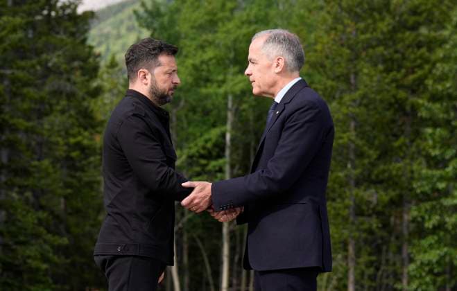 News Themen der Woche KW25 News Bilder des Tages June 17, 2025, Kananaskis, Ab, Canada: Prime Minister Mark Carney meets with Ukrainian President Volodymyr Zelenskyy at the G7 Summit in Kananaskis, Alta., on Tuesday, June 17, 2025. Kananaskis Canada  - ZUMAc35_ 20250617_zaf_c35_054 Copyright: xAdrianxWyldx