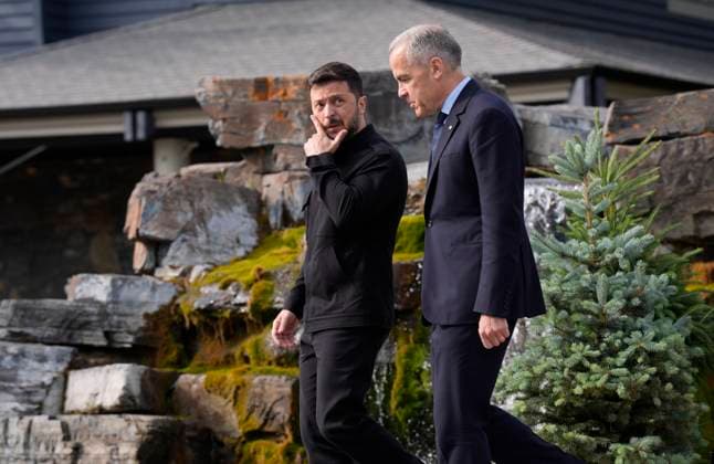 June 17, 2025, Kananaskis, Ab, Canada: Prime Minister Mark Carney walks with Ukrainian President Volodymyr Zelenskyy at the G7 Summit in Kananaskis, Alta., on Tuesday, June 17, 2025. Kananaskis Canada  - ZUMAc35_ 20250617_zaf_c35_057 Copyright: xAdrianxWyldx