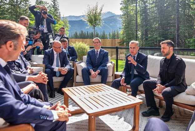 Kananaskis, Alberta, Kanada, 17.06.2025: Mountain Lodge: G7-Gipfel 2025: L-R: Frankreichs Präsident Emmanuel Macron, Bundeskanzler Friedrich Merz (CDU), US-Finanzminister Scott Bessent, Kanadas Premierminister Mark Carney und der ukrainische Präsident Wolodymyr Selenskyj (Foto: Michael Kappeler Pool) Copyright: xMichaelxKappeler Pool dtsxNachrichtenagenturx dts_71214