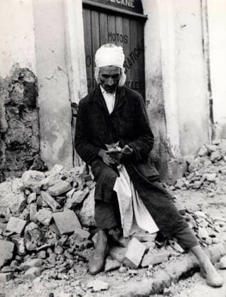 Unfälle Katastrophen Brände Überschwemmungen Tragödien 14. September 1954 Szenen des Erdbebens in Algerien: Auf einem Steinhaufen sitzend streichelt ein Einheimischer melancholisch sein Kätzchen, das einzige Überlebende seines Haushalts. (Bildnachweis: Keystone Pictures USA ZUMAPRESS.com) *** Accidents Disasters Fires Floods Tragedies 14 September 1954 Scenes of Earthquake in Algeria at a Cairns sitting strokes a Local melancholic its Kittens, the only Survivors his Budget Picture credits Keystone Pictures USA ZUMAPRESS Com  Copyright: xUnitedxArchivesx xkpaxKeystonex 19540914_baf_k09_003