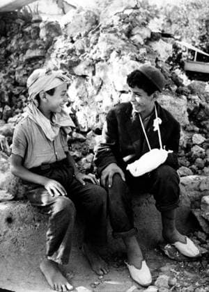 Naturkatastrophen: Erdbeben 1954 in Algerien 14. September 1954 - Orleansville, Algerien - Zwei junge arabische Jungen, Überlebende der Tragödie, lächeln in den Ruinen ihres Hauses nach dem Erdbeben im September 1954 in Algerien. Bei der Katastrophe in dem afrikanischen Land kamen 1.400 Menschen ums Leben, 14.000 wurden verletzt. Orleansville Algeria *** Natural disasters Earthquake 1954 in Algeria 14 September 1954 Orleansville, Algeria Two Boy Arabic Boys, Survivors the Tragedy, smile in the Ruins their House to the Earthquake at September 1954 in Algeria at the Catastrophe in the African Country Kamen 1 400 People ums Life, 14 000 were violated Ville Orleans Algeria  Copyright: xUnitedxArchivesx xkpaxKeystonex 19540914_mar_k09_019