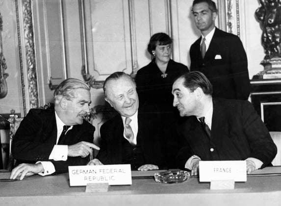 Bundeskanzler Konrad Adenauer 1876 - 1967 3. Oktober 1954 London, England, Vereinigtes Königreich Der britische Premierminister ANTHONY EDEN, der westdeutsche Bundeskanzler Dr. KONRAD ADENAUER und der französische Premierminister MENDES FRANCE unterzeichnen im Lancaster House in London. London England United Kingdom *** Federal Chancellor Konrad Adenauer 1876 1967 3 October 1954 London, England, United Kingdom the British Prime Minister Anthony EDEN, the West Germans Federal Chancellor Dr Konrad Adenauer and the French Prime Minister Mendes France sign at Lancaster House in London London England United Kingdom  Copyright: xUnitedxArchivesx xkpaxKeystonex 19541003_mab_k09_357 !ACHTUNG AUFNAHMEDATUM GESCHÄTZT!