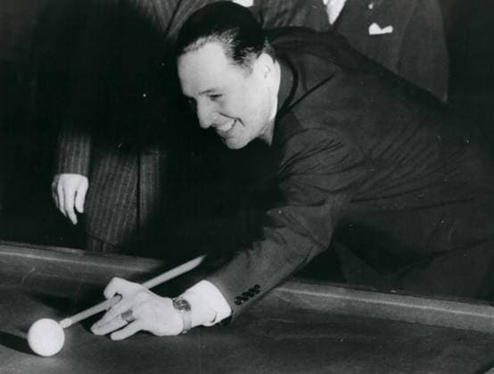 Argentinien Falklandinseln Paraguay 10. Oktober 1954 - der Präsident macht den ersten Stoß... Billard-Meisterschaft in Buenos Aires. General Juan D. Peron - Diktator von Argentinien eröffnete vor kurzem die Billard-Weltmeisterschaft im berühmten Luna Park in Buenos Aires... Keystone-Fotoshows: - General Peron lächelt, als er den ersten Stoß zur Eröffnung der Meisterschaft macht. *** Argentina Falkland Islands Paraguay 10 October 1954 the President makes the first Shock Billiards Championship in Buenos Aires General Juan D Peron Dictator from Argentina opened before short the Billiards World Championship at famous Luna Park in Buenos Aires Keystone Photo shows General Peron smiles, as he the first Shock to Opening the Champi  Copyright: xUnitedxArchivesx xkpaxKeystonex 19541010_baf_k09_107