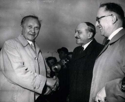 Frankreich Monaco Sark 10. Oktober 1954 Beginn der deutsch-französischen Gespräche in Paris: Bundeskanzler Konrad Adenauer wird heute Morgen bei seiner Ankunft auf dem Flugplatz Orly vom französischen Bildungsminister M. Berthoin begrüßt. Rechts: Prof. Hallstein, Adenauers Assistent. *** France Monaco Sark 10 October 1954 Start the German French Talks in Paris Federal Chancellor Konrad Adenauer will Today Tomorrow at its Arrival at the Airfield ORLY from French Minister of Education M Berthoin welcomes right Prof Hallstein, Adenauers Assistant  Copyright: xUnitedxArchivesx xkpaxKeystonex 19541010_baf_k09_174