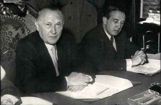 Deutschland Litauen Polen 10. Oktober 1954 - Beginn der deutsch-französischen Gespräche in Paris: Der deutsche Bundeskanzler Konrad Adenauer und einer seiner Berater, Dr. Blankenhorn, während des ersten Treffens im Chateau De La Celle Saint-Cloud am Stadtrand von Paris heute Nachmittag. *** Germany Lithuania Poland 10 October 1954 Start the German French Talks in Paris the German Federal Chancellor Konrad Adenauer and a its Consultant, Dr Blankenhorn, during of first Meeting at Chateau de La Celle Saint Cloud on outskirts of town from Paris Today Afternoon  Copyright: xUnitedxArchivesx xkpaxKeystonex 19541010_baf_k09_175